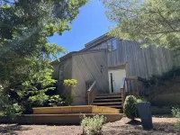 Hamptons home with heated pool. Shinnecock Museuem and Cultural Center附近的飯店