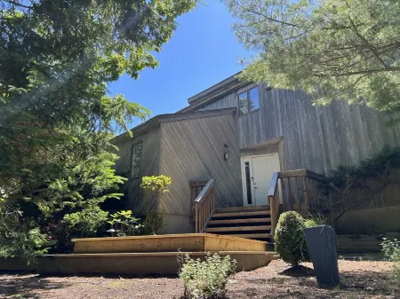 Hamptons home with heated pool. Отели рядом с достопримечательностью «Hank's Pumpkintown‎»