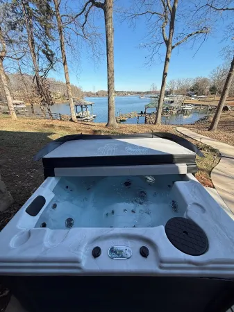 Spacious 5-bedroom 3.5 bath log cabin with amazing Lake views and hot tub!