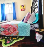 Whimsical 3 bd cottage for families and pets. Sleeps 7, free wifi/snacks