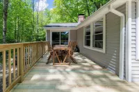 Lakeside Serenity! 3BR/2B Lake Front Retreat with Stunning Views
