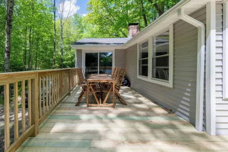 Lakeside Serenity! 3BR/2B Lake Front Retreat with Stunning Views