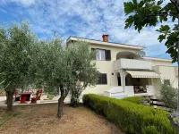 Apartment in Krk, Ruhige Lage, Klimaanlage, Wlan Hotel in zona Volsonis
