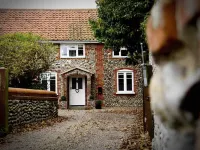 Luxury 4 bedroom North Norfolk cottage in lovely coastal village location Hotels in Holt