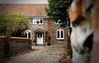 Luxury 4 bedroom North Norfolk cottage in lovely coastal village location