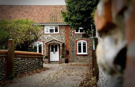 Luxury 4 bedroom North Norfolk cottage in lovely coastal village location Отели в г. Холт