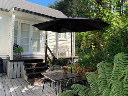 Delightful elevated sunny S/C Studio