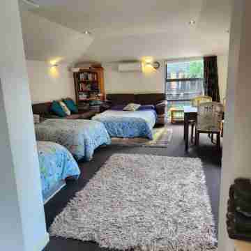 PUMPHOUSE APARTMENT-  AIRPORT,spacious,private, warm, homely, family Rooms
