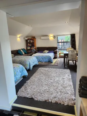 PUMPHOUSE APARTMENT-  AIRPORT,spacious,private, warm, homely, family