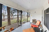 15 min> Lake of the Pines, 25 min> Lake Caddo. Bring the boat and whole family!