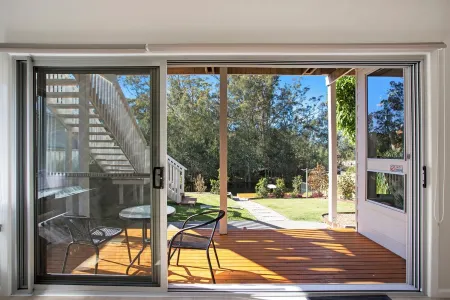 Cosy Renovated 2 Bed cottage on the water