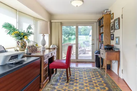 Spacious home with private lake front Отели в г. Канандейгуа