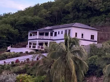 Spacious new villa in Grenada with amazing views and a pool