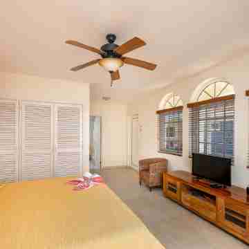 Tropical oceanfront villa, full AC, private pool, great diving and snorkeling Rooms