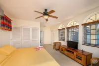 Tropical oceanfront villa, full AC, private pool, great diving and snorkeling