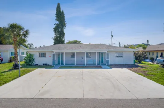 Chic Cape Coral Studio – Near Yacht Club, Kitchen + Laundry