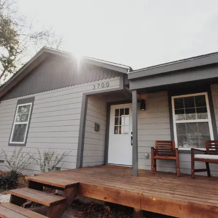 Private Pickleball Court! Lovely 2 Bedroom Home - Minutes to Everything