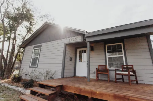 Private Pickleball Court! Lovely 2 Bedroom Home - Minutes to Everything