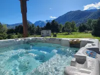 Spectacular Mountain View Chalet - Family and Dog friendly, Hot tub, Wi-Fi, Roku