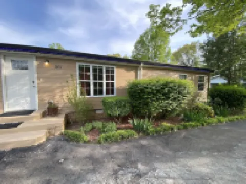 Cozy 7 Bed Home 30min from City sleeps 10 ppl