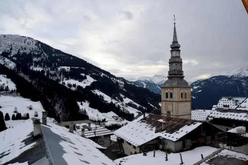Gite in a traditional farmhouse. Terrace with swimming pool. Pets allowed Hotels in Hauteluce