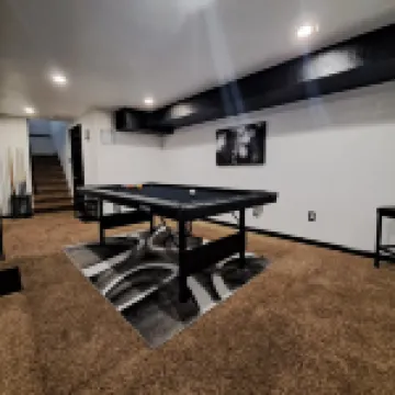 Modern - 4 Bedroom - Pool Table- No Chores - No Contact Check In-