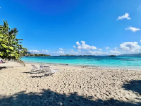 Seaside Charm!! Cozy BEACHFRONT Condo located on Sapphire Beach steps to thesand Hoteles en Santo Tomás