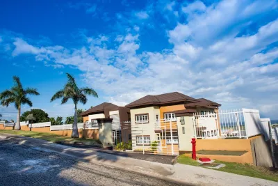 LaVue – Modern Condo w/ Queen Bed + Oceanview โรงแรมใน