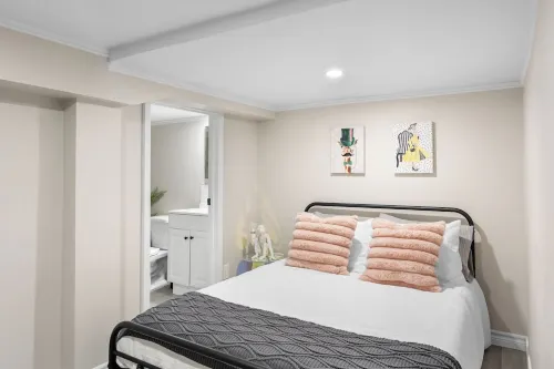 Chic House w/ King Bed, Walk To Dining & Starbucks Hotel a Dieppe