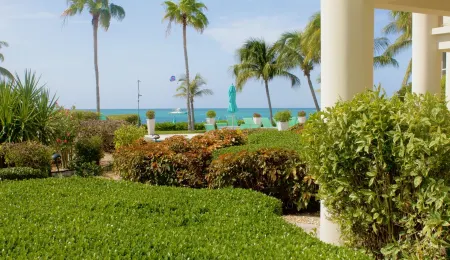 #4104 Stunning Oceanfront Coral Gardens - Grace Bay Beach! Отели в г. The Bight Settlement