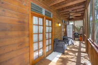 2B/1B Cabana AC and steps to the beach! With sparkling pool & Starlink Wifi
