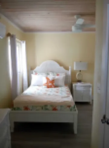 960 Sq. ft  Beach  Front Villa located in Steventon, Exuma,  Bahamas . のホテル