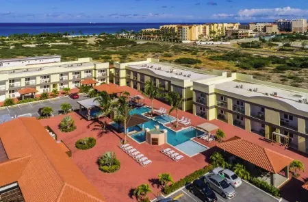 2BR/2BA Only a 5-minute walk from Eagle Beach! Отели в г. Eagle Beach