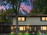 Balcony/Patio/ Fenced Yard/ Attached Garage/near Beach, Park /close to Chicago Hotels in Chesterton