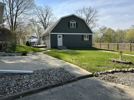 Barbee Lake Big House!  Sleeps 14+ Game Garage!  Pier and Dock to Barbee!