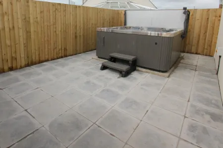 Glenside Cottage with private hot tub Отели в г. Солва