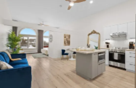 Upscale Historic Loft | TOP FLOOR | Downtown | Free Parking