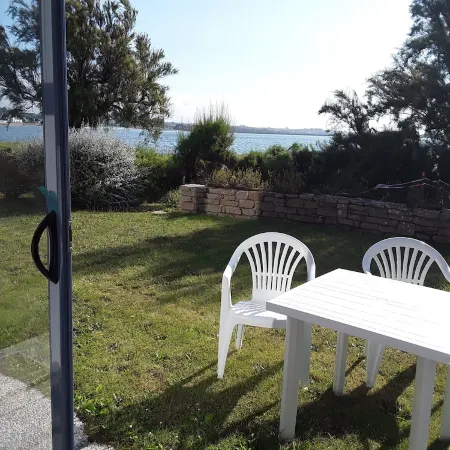 Bright, sea-view apartment with direct beach access