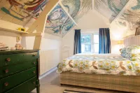 House with character in Amsterdamse School architecture Hotels in Burgh Haamstede