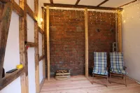 2017 ecologically renovated, high quality furnished cottage with yard. 뤼네부르크 호텔