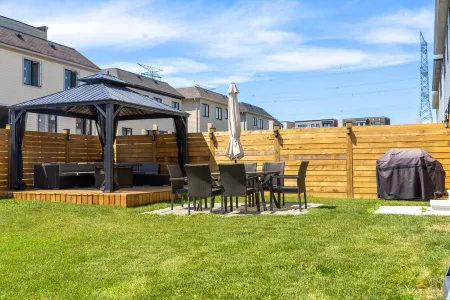 Lakeside Modern House 4BR - Steps to the lake Отели рядом с достопримечательностью «Ганараска Форест»