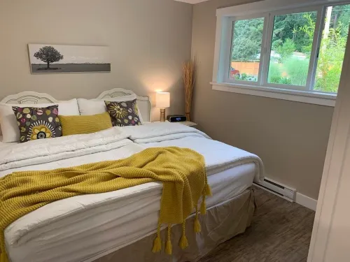 Relaxing 1 Bedroom Suite - 5 minutes from the beach!
