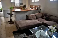 Beautiful F2, jaccuzi, near beach (5mn walk) Hotels in La Trinite