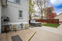 Fit For a Crew With a Hot Tub Too--5 bedrooms