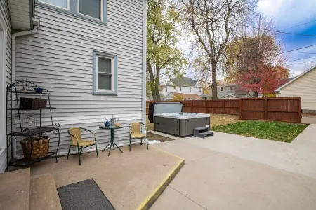 Fit For a Crew With a Hot Tub Too--5 bedrooms