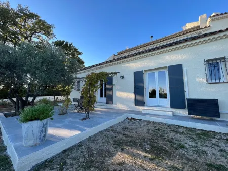 Ground floor with swimming pool and large terrace Отели в г. Драгиньян