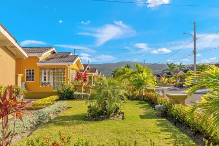 Modern Villa/ Fully AC/ Gated 24/7 Security, 5-10 mins to Attractions/ Ocho Rios