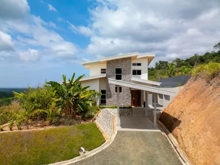 Modern mountain side villa with stunning ocean view. 20 minutes to the beach!