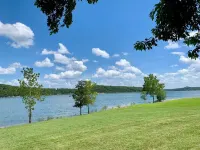 6 Bedroom Home - Lake Front , Table Rock Lake, Mo. Hotels in Shell Knob