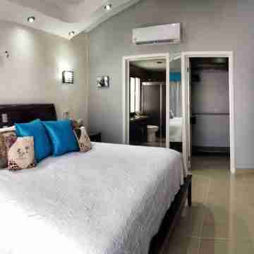 Luxury 3 bedroom Penthouse 1 block from the water Rooms